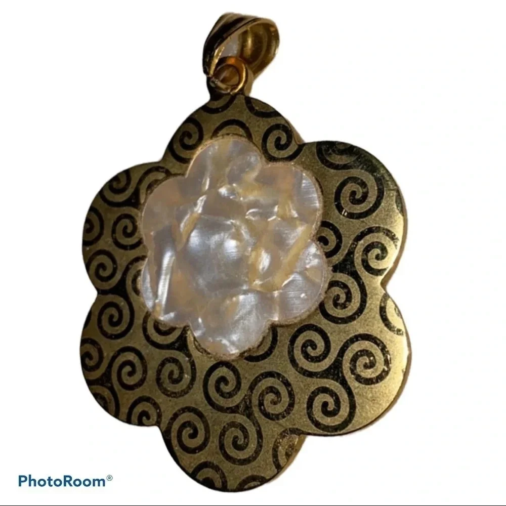 Clover luxury fashion gold tone pendant - Picture 9 of 9